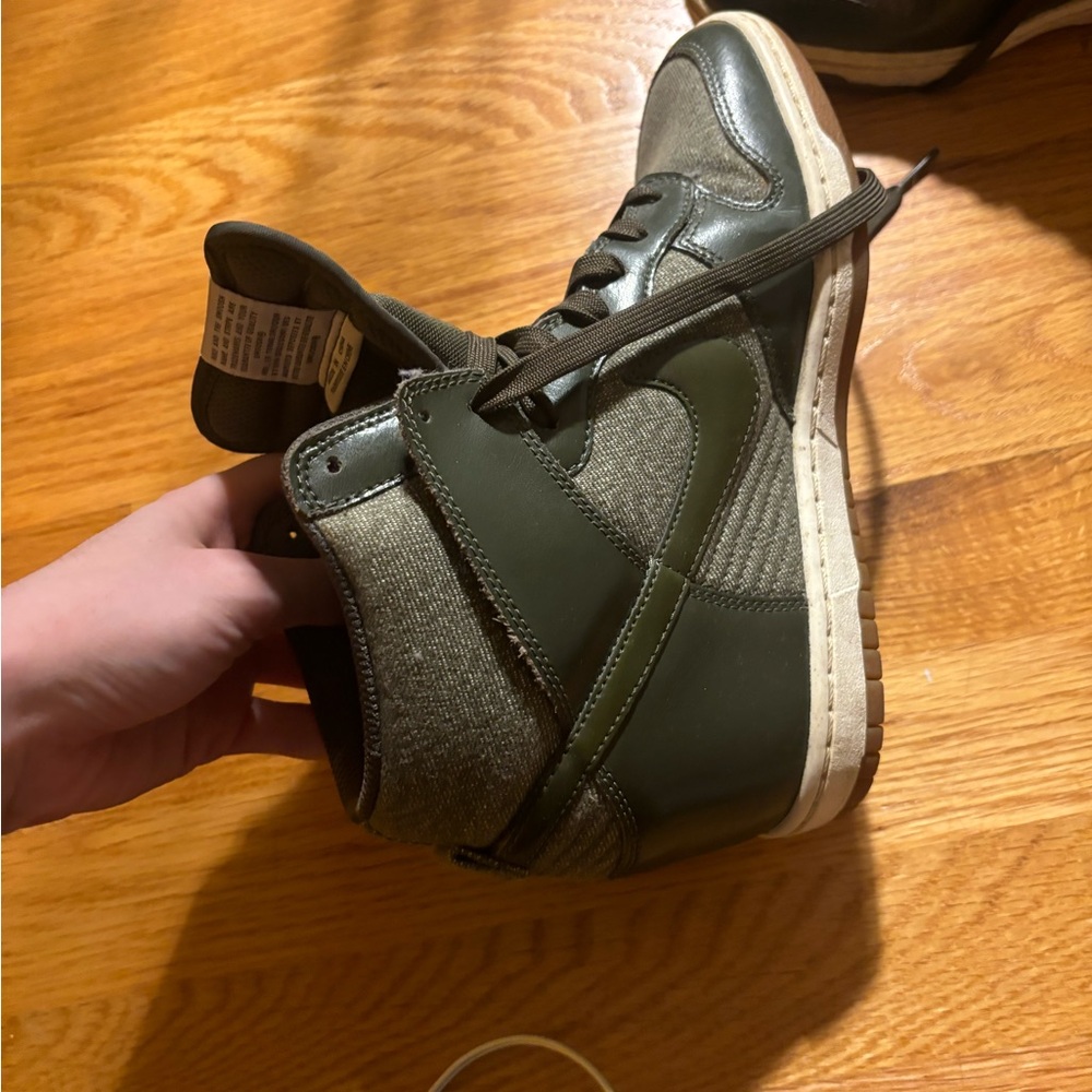 Nike Women’s Green Wedge Sneaker rare! - Picture 3 of 4